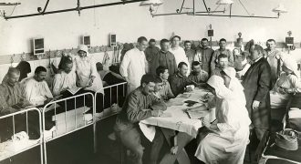 Analfabéta katonák tanfolyama egy hadikórházban - 1915