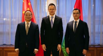 Robin Zeng, Szijjártó Péter és Papp László