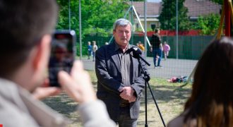Pósán László a Tusnád utcai játszótéren