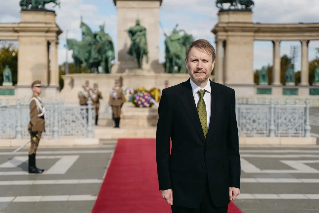 Justin McKenzie Smith, az Egyesült Királyság nagykövete