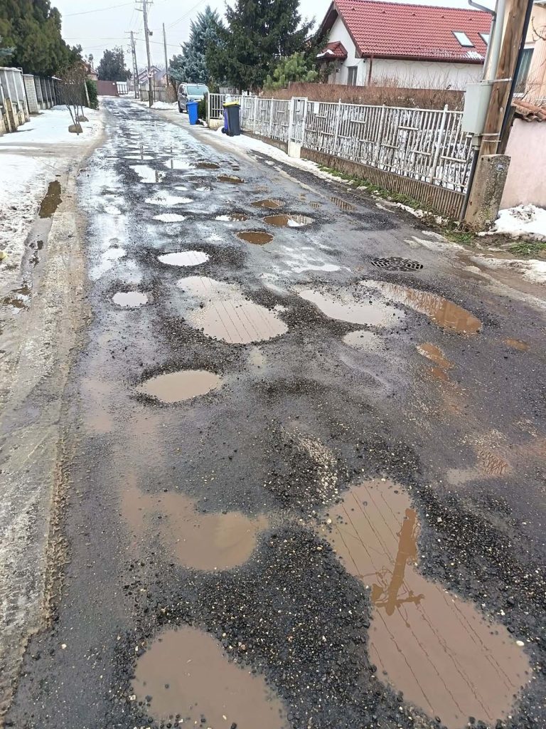 Tubarózsa utca - közlekedés - kátyú