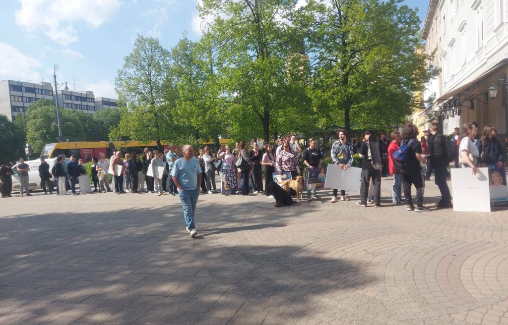Tisza Párt Tompa Enikő plakátaláírás 20260417