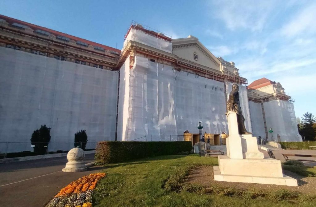 Molinócsere az egyetem főépületén