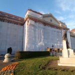 Molinócsere az egyetem főépületén