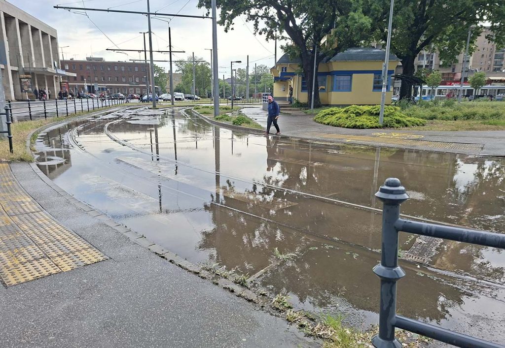 Villamos - közlekedés - eső 20260511