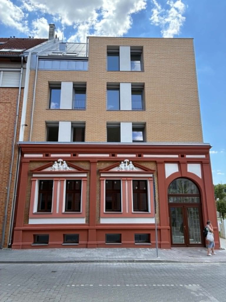 Arany János és Antall József utcák sarkán épült társasház