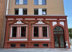 Arany János és Antall József utcák sarkán épült társasház