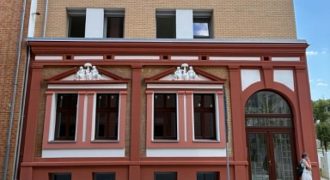 Arany János és Antall József utcák sarkán épült társasház